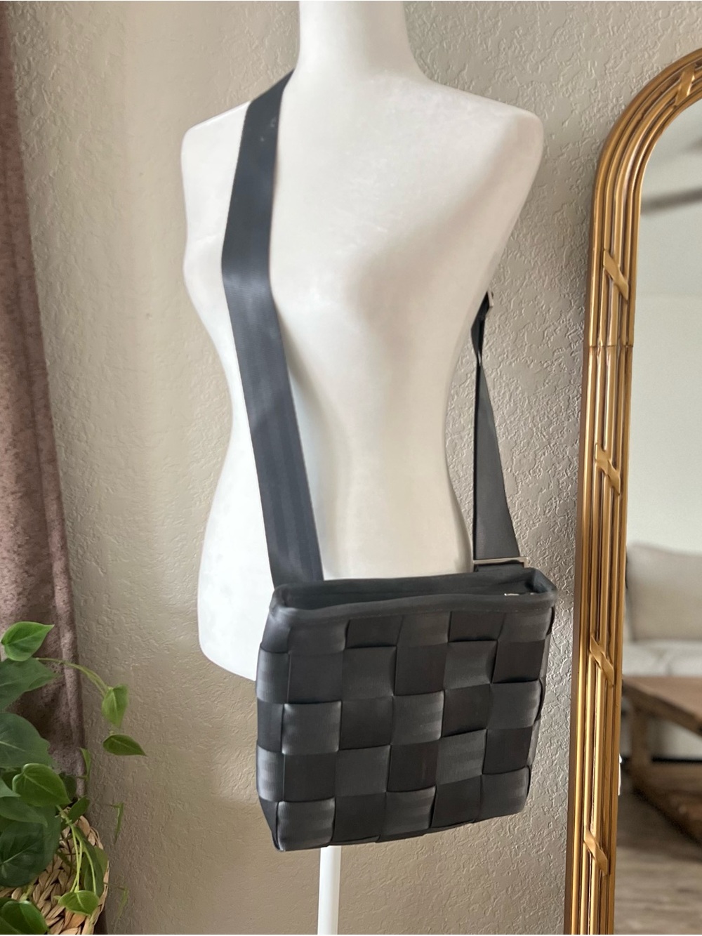 Harvey’s Woven Seatbelt Crossbody Bag Grey